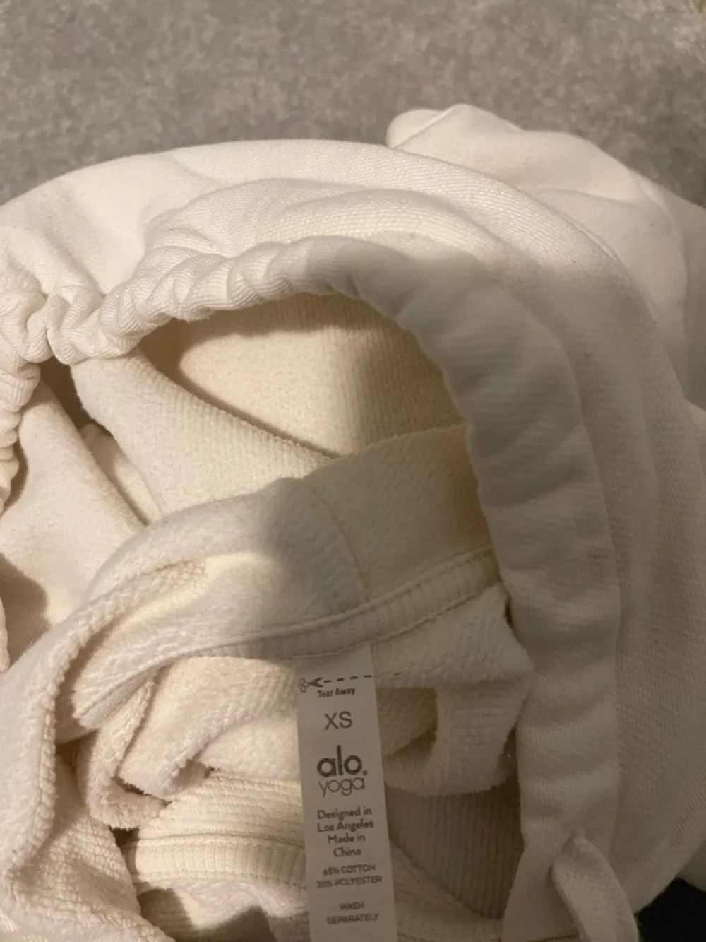 ALO Yoga Cream Pullover Hoodie with Subtle Logo - Picture 4 of 4
